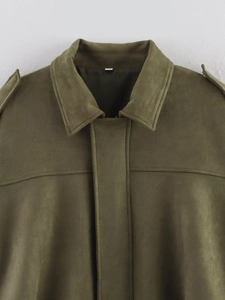 Détail de la veste en daim vert olive montrant le col et l'épaulette design