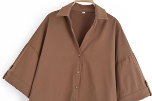 Vue détaillée d'une chemise en coton marron foncé oversize avec col et étiquette S