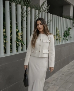 Giacca corta chic in tweed crema con bottoni dorati e gonna lunga in raso coordinata