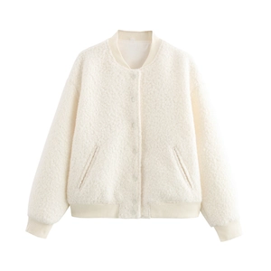 Détail de la veste de baseball en polaire blanc cassé avec col côtelé et boutons