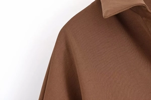 Gros plan détaillé du col de chemise marron café et de la texture du tissu avec revers