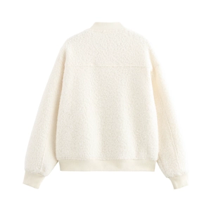 Vue détaillée du dos d'une veste en polaire blanc crème avec finitions en tricot