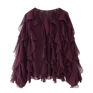 Detailweergave van gelaagde ruches en pure chiffonstof op de bordeauxrode V-hals blouse