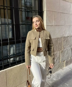 Dettaglio blazer corto kaki con bottoni dorati e tasche con patta da donna