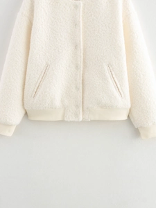 Détail du blouson aviateur en polaire crème avec poignets côtelés et texture douce