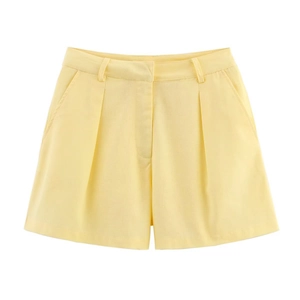 Detail der hellgelben A-Linien-Shorts mit hoher Taille, Falten und Seitentaschen
