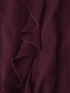 Detailopname van wijnrode chiffon stof met fijne ruches en verticale textuur details