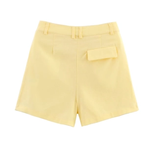 Detail der hellgelben High-Waist-Shorts mit Gürtelschlaufen und hinterer Pattentasche