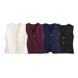 Vue à plat d'une collection de gilets en maille en ivoire, bordeaux, marine et noir