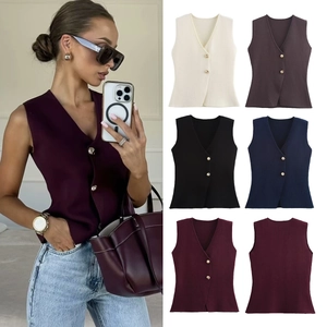 Détails du gilet en tricot col V avec boutons dorés en plusieurs coloris tendance