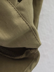 Dettaglio in twill di cotone kaki con cuciture di alta qualità sulla manica della giacca