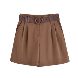 Détail du short marron taille haute avec plis et ceinture tressée à boucle ronde