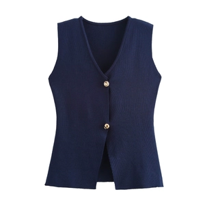 Détail du gilet en tricot bleu marine avec col en V et boutons ronds dorés polis