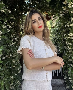 Tenue deux pièces en tweed blanc crème avec haut à manches courtes et jupe assortie