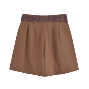 Détail d'un short taille haute marron avec ceinture tressée violette et plis