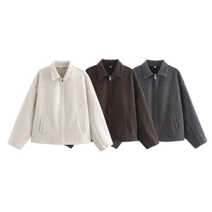 Giacche oversize in lana con zip in beige, marrone scuro e grigio su sfondo bianco