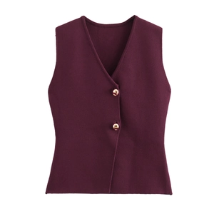 Détails de la veste en tricot violet foncé avec des boutons sphériques dorés