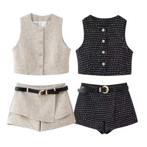 Completo due pezzi in tweed con gilet e pantaloncini in nero e albicocca con bottoni oro