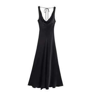 Détail d'une robe élégante en satin noir avec col bénitier et fines bretelles