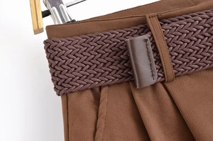 Détail de ceinture tressée sur un short marron en coton de haute qualité