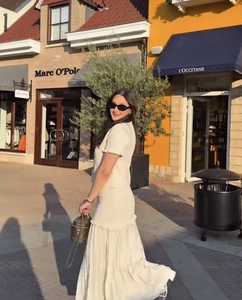 Détail de l'ensemble haut en tricot à manches courtes et jupe longue plissée blanc crème