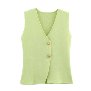 Detail van lichtgroene gebreide gilet met V-hals en decoratieve gouden cilinderknoppen
