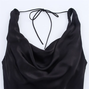 Détail d'un haut dos nu en satin noir avec col bénitier et rubans ajustables au dos