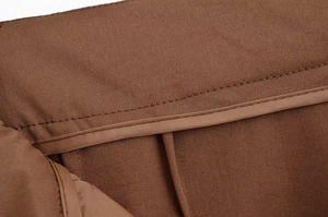 Gros plan sur les coutures précises et la finition intérieure du short marron