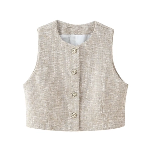Dettaglio del gilet in tweed con bottoni dorati goffrati e trama metallica tessuta