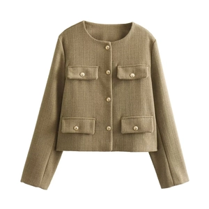 Dettaglio della giacca in tweed oliva con trama strutturata e bottoni in metallo dorato