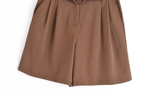 Détail d'un short marron taille haute avec ceinture tressée et plis pour l'été