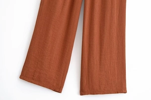 Detail der rostroten weiten Hose mit strukturierter Stoffoptik und leichtem fließendem Fall
