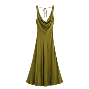 Détail d'une robe en satin vert olive avec col bénitier et fines bretelles