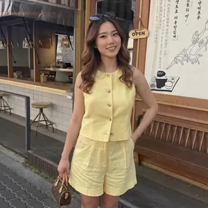 Damen Casual Ärmellose Knopf Weste Und High Waist Shorts Gelb Minimalistisch Sommer Street Style Mode Outfit