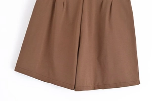 Gros plan détaillé du short marron à jambes larges avec ourlets soignés et plis élégants