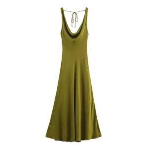 Détail d'une robe en satin vert olive avec col bénitier et texture de tissu soyeux