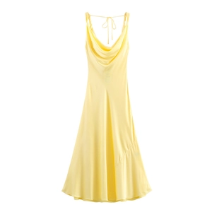 Robe midi en satin jaune pâle avec col bénitier et bretelles fines sur fond blanc plat