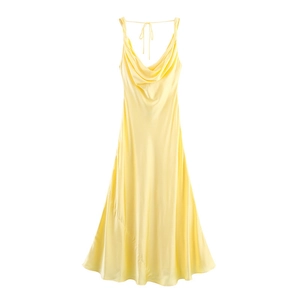 Détail de la robe satin jaune clair avec col bénitier et fines bretelles croisées
