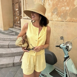 Gelbes Damen-Sommerset mit ärmelloser Weste und Shorts mit hoher Taille für den Urlaub