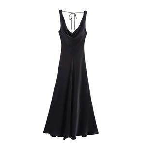 Robe longue en satin noir avec col bénitier et liens ajustables dans le dos