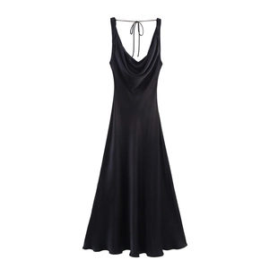 Robe midi élégante en satin noir avec col bénitier et fines bretelles croisées au dos