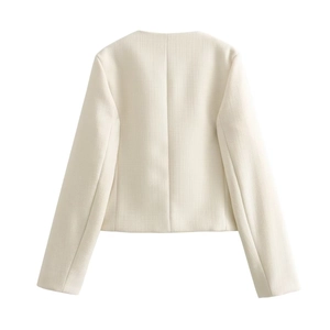 Vista posteriore di una giacca corta in tweed bianco crema con design senza collo e taglio