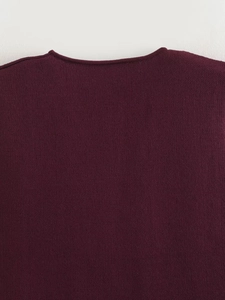 Détail du col rond et de la texture en maille fine sur un débardeur en tricot bordeaux
