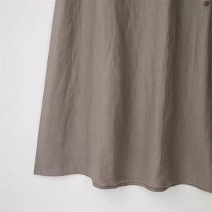 Ensemble haut dos nu et jupe kaki élégant avec texture lin et détails d'ourlet drapés