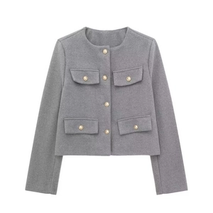 Veste élégante en tweed gris à manches longues et boutons dorés sur fond blanc