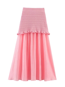 Détail de la jupe patchwork en tricot et mousseline rose montrant la texture plissée