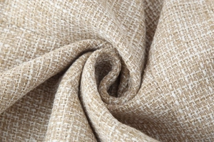 Vista macro del tessuto misto lino beige con dettagli in filo metallico sottile