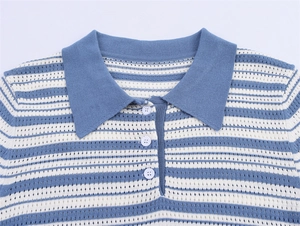 Détail d'un polo en maille à rayures bleues et blanches avec texture ajourée et trois boutons
