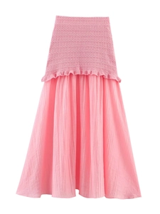 Détail du haut en tricot rose avec volants et texture de la jupe plissée pour femme