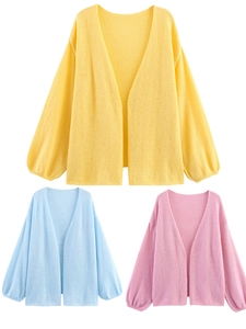 Detailansicht der Strickjacken mit V-Ausschnitt in Zitronengelb, Hellblau und Rosa